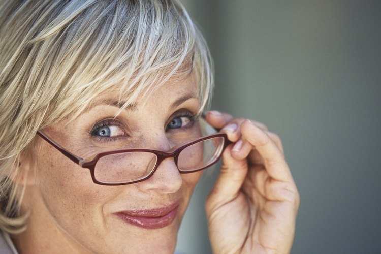 Si tienes 40 años de edad o más, puede que tengas dificultades con la visión a primer plano.
