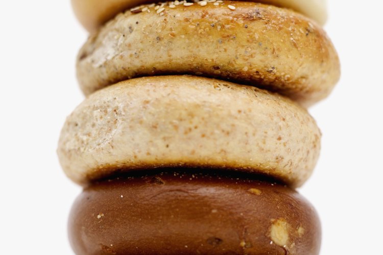 Los bagels vienen en distintos tamaños y sabores.