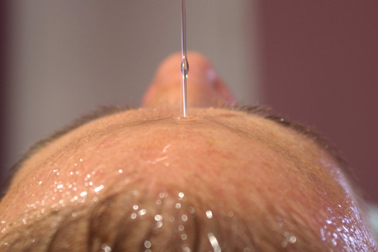 El aceite de almendras dulces sella naturalmente la humedad en el cabello.