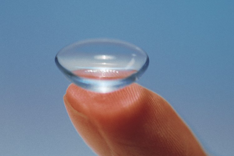 Los lentes de contacto debe quitarse antes de bañarte para reducir el riesgo de infección.