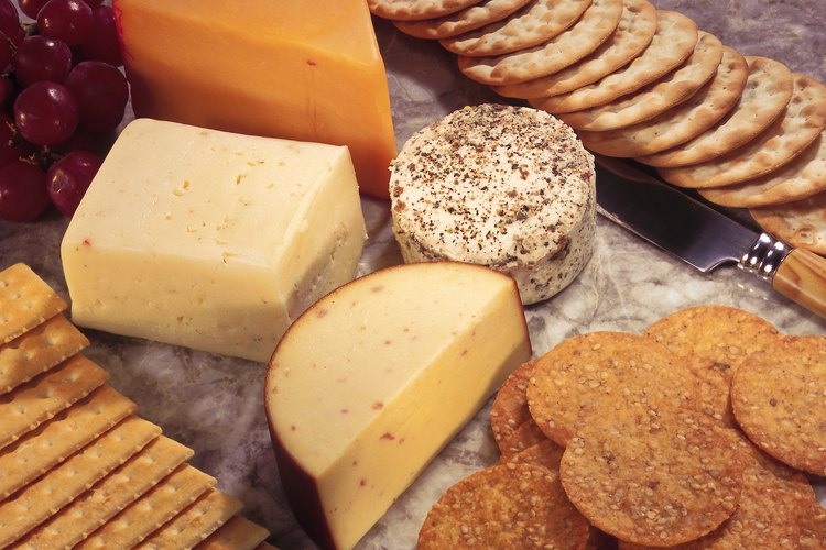 Los alimentos aperitivos después de la cena suelen ser densos en calorías y pobres en nutrientes.