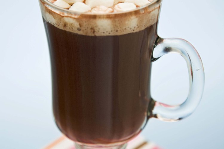 El chocolate caliente es una manera deliciosa de bajar la presión arterial alta.