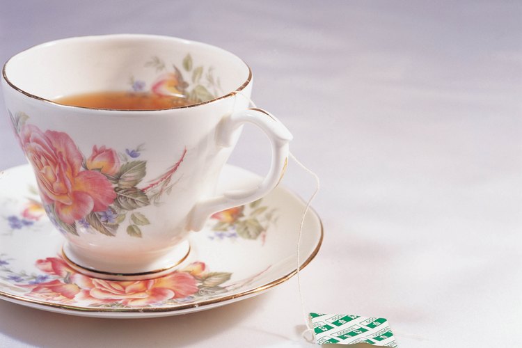 Ponle limón a tus bebidas. El contenido ácido del limón ayuda a cortar las flemas. El té con limón es bueno.