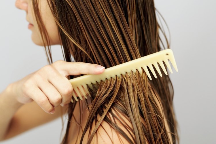 El aceite de oliva y los huevos pueden agregar volumen y movimiento a tu cabello.