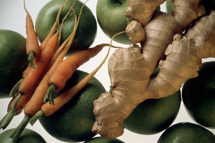Bebe jugo de jengibre y zanahoria para estimular tu sistema inmunológico.