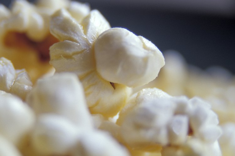 Ponle aceite de oliva al pochoclo para un tentempié saludable.