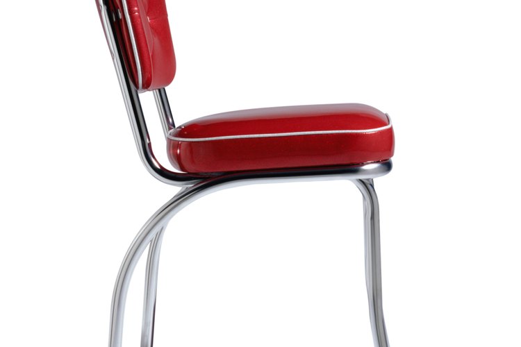 Los ancianos o personas con dificultad de movimiento pueden realizar ejercicios con el apoyo de una silla.