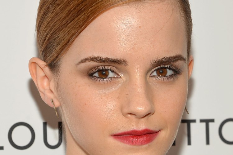 El maquillaje puede darte la apariencia de una nariz proporcionada como la de Emma Watson.