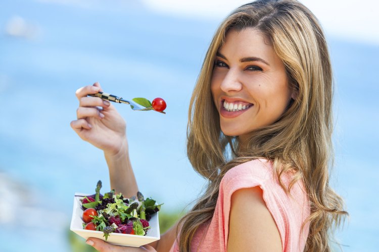 Una persona sana come la cantidad adecuada de calorías para mantener su cuerpo en funcionamiento.