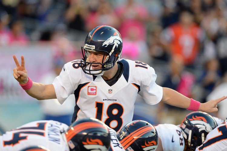 Peyton Manning de los Broncos de Denver realiza una jugada basada en su previa al chasquido de lectura.