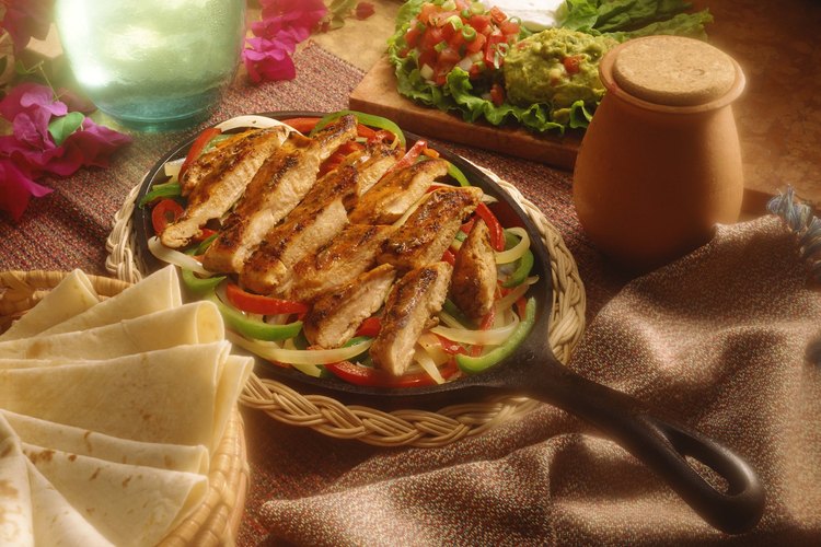 Las cebollas y pimientos rebanados son tradicionales para las fajitas de pollo.