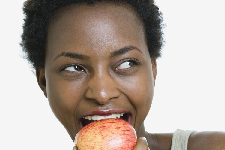 Comer manzanas puede ayudar a mantener los niveles de colesterol y azúcar en la sangre bajo control.