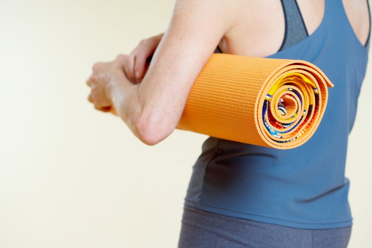 Todo lo que necesitas para comenzar con yoga es una colchoneta.