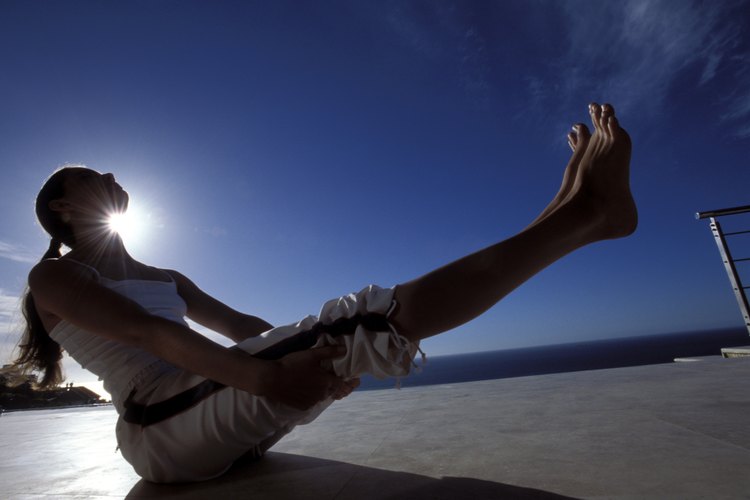 Levanta las piernas con los músculos abdominales.