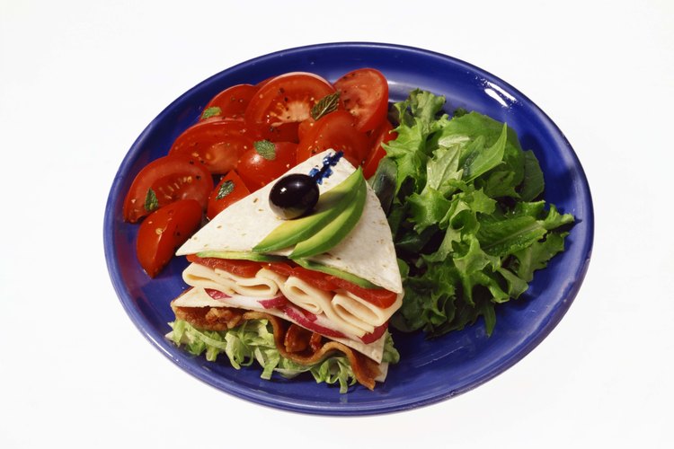 Un sándwich sin pan es una opción fácil para llevar y baja en carbohidratos.