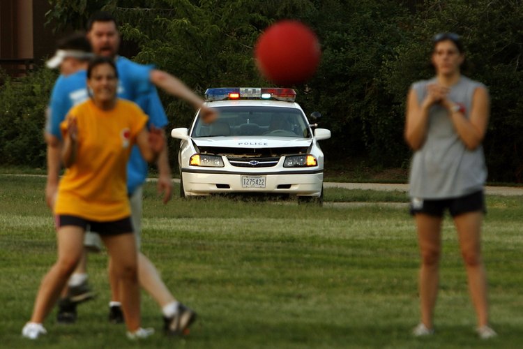 El kickball generalmente cuenta con una fuerte defensa.