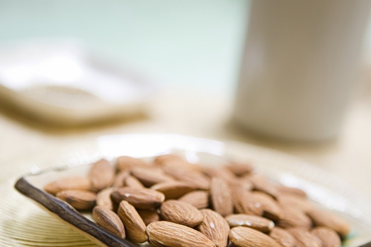 Las almendras ofrecen beneficios para tu piel, cabello y uñas.