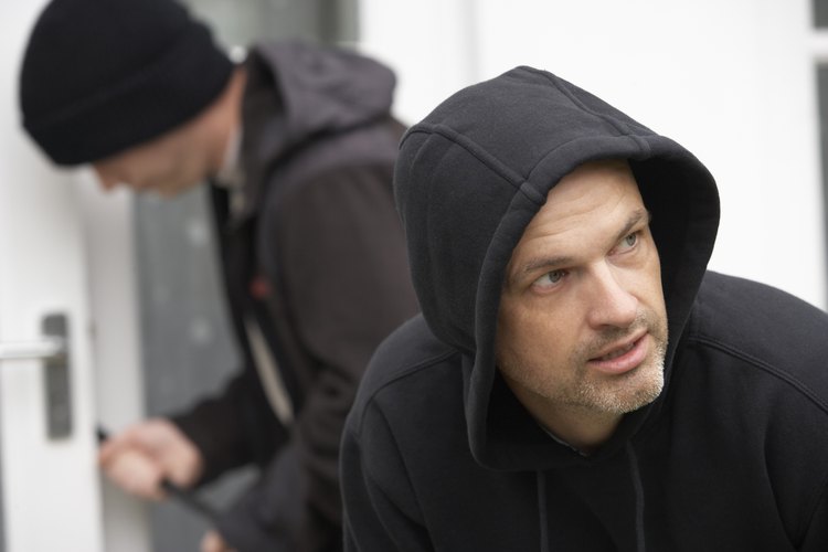 La criminología explora las fuerzas que impulsan a una persona a actuar criminalmente.