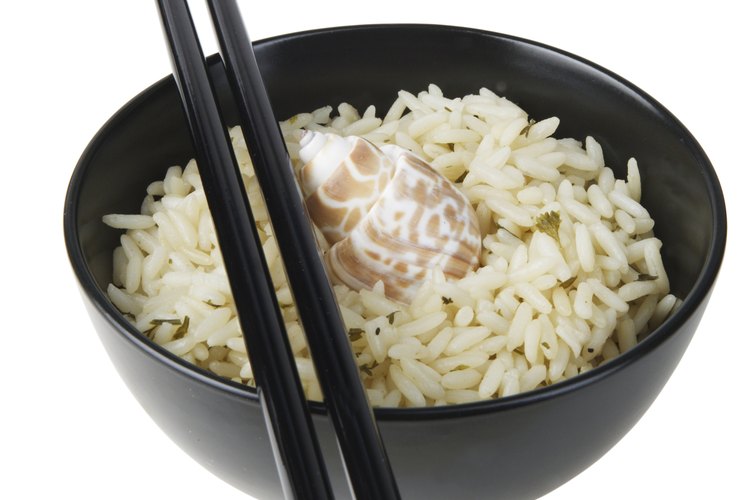 Usa arroz de granos largos para obtener granos acolchados que no se peguen.