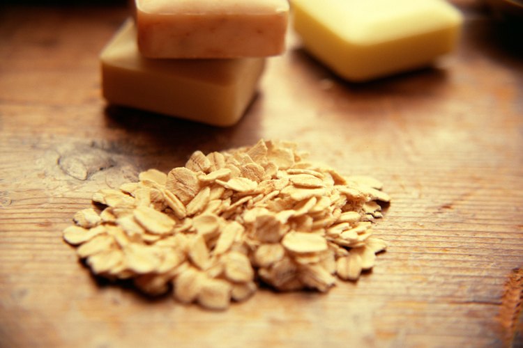 La harina de avena calma las irritaciones menores de la piel tales como acné, quemaduras solares, la piel agrietada y la hiedra venenosa.