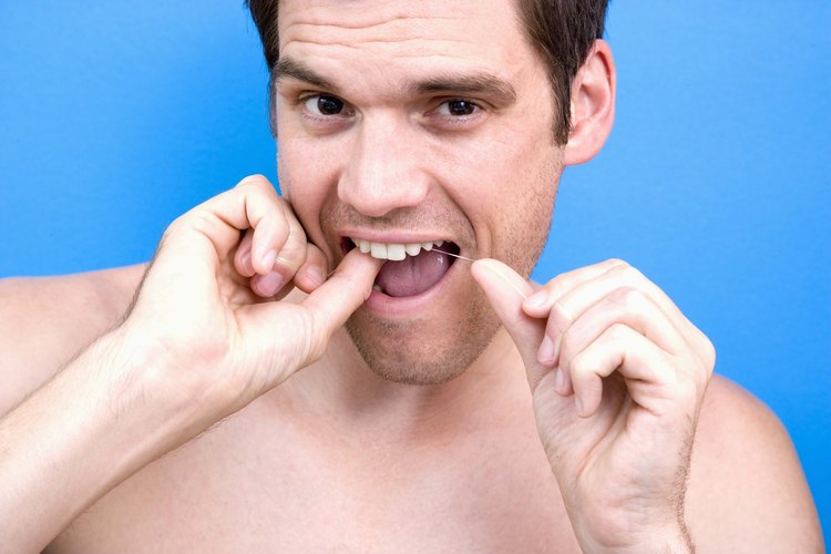 El hilo dental te ayudará a eliminar las bacterias que causan el mal aliento.