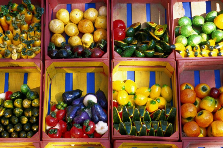 Come bocadillos de frutas y verduras.