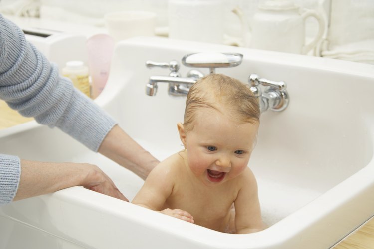 Evita los baños de aceite y de espuma en el baño de tu bebé.