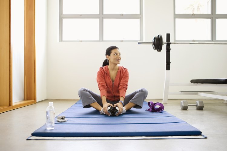 Luego de un buen entrenamiento de piernas, utiliza un estiramiento mariposa para elongar los músculos.