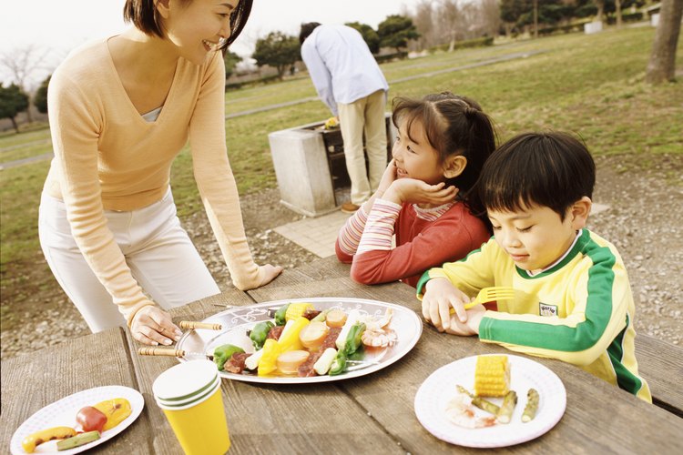 Las brochetas son una manera sencilla de presentar nuevos alimentos a tu hijo.