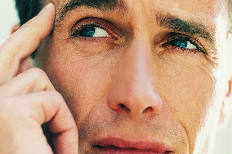 La ptosis puede causar dolores de cabeza, pérdida de la visión y dificultad para abrir los ojos .