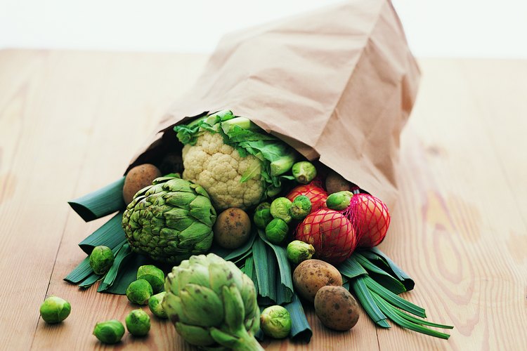 La dieta debe contener granos sobre todo integrales, frutas, verduras y productos lácteos sin grasa o bajos en grasa.