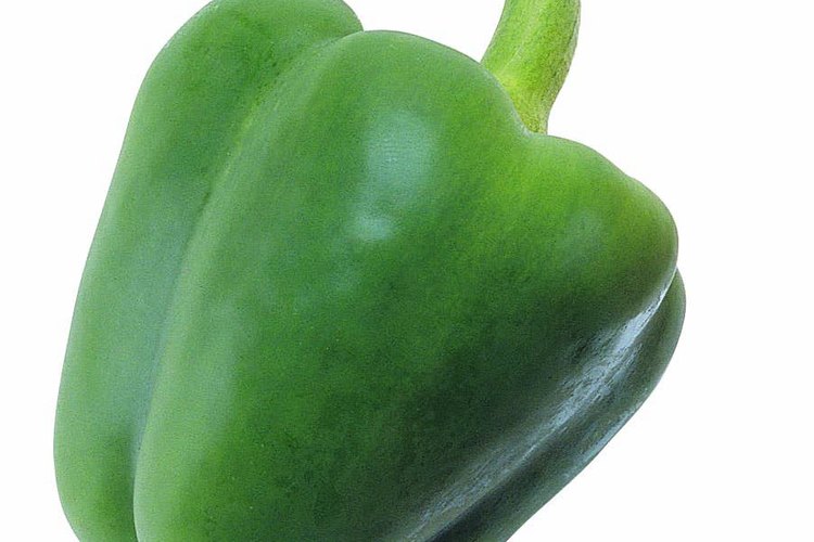 El zumo hecho de pimientos verdes proporciona una cantidad generosa de vitamina C.