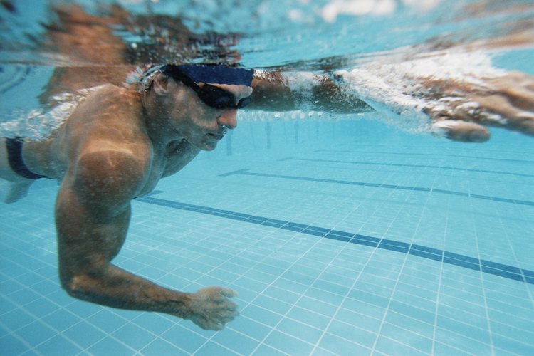 La natación es un ejercicio sostenido y que utiliza todo el cuerpo y mejora la salud de tu corazón.