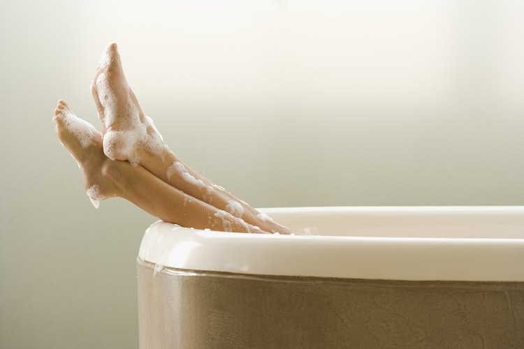 Toma un baño frío para reducir el dolor abdominal.