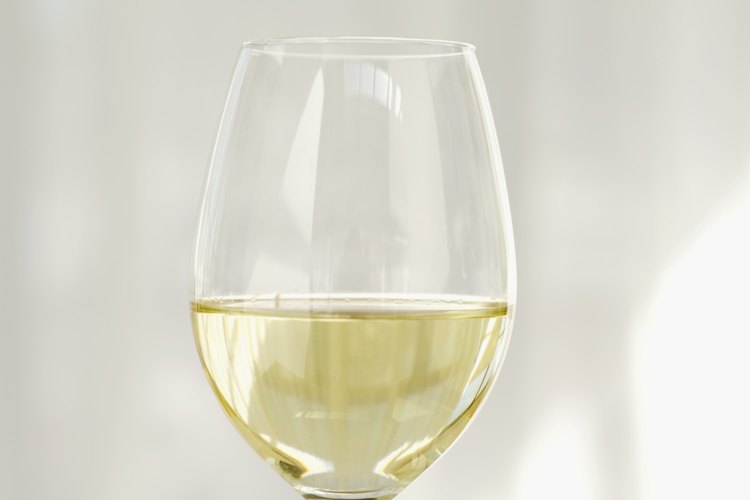 Una botella de 750 ml de vino tiene aproximadamente 5 medidas de 150 ml (unas 5 onzas líquidas).
