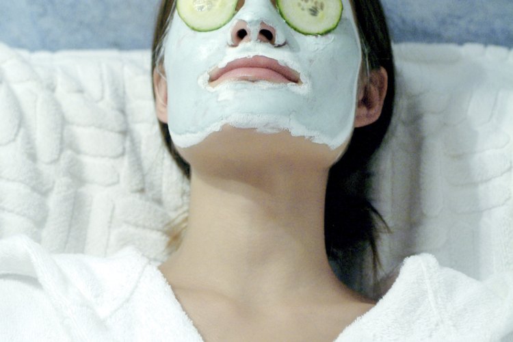Sigue un paso adicional después de tu limpieza nocturna con una mascarilla hecha en casa.