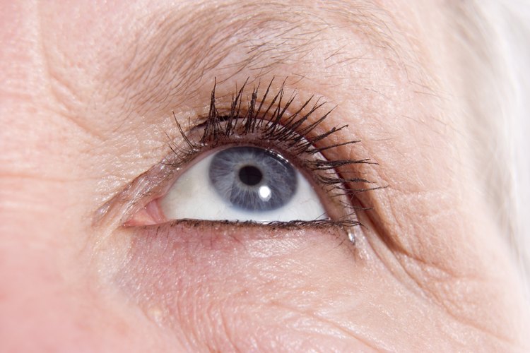 Aplica correctamente la crema Retin para ayudarte contra las arrugas.