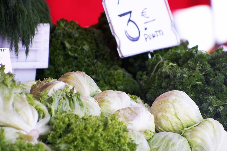 Muchas verduras de hojas verdes contienen vitamina K y calcio.
