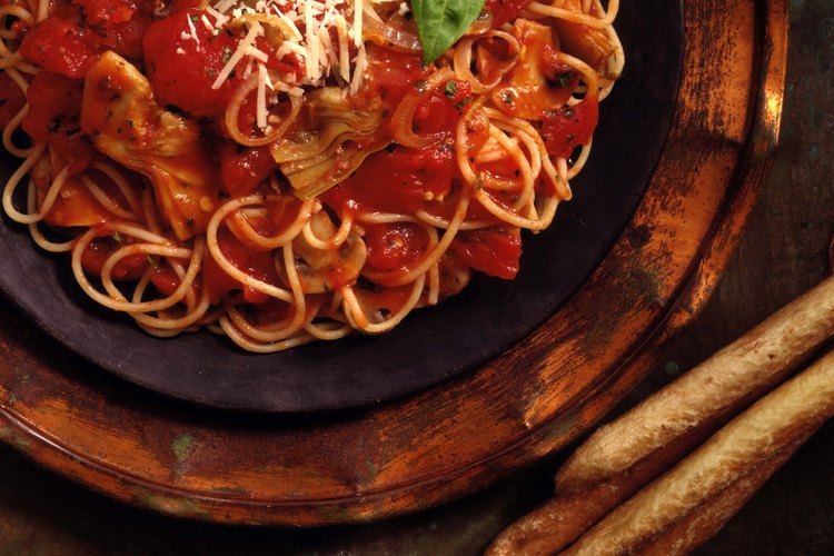 Muchos alimentos italianos, griegos e indios contienen albahaca.