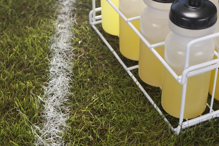 Elige bebidas deportivas antes y después del ejercicio para reemplazar el sodio.