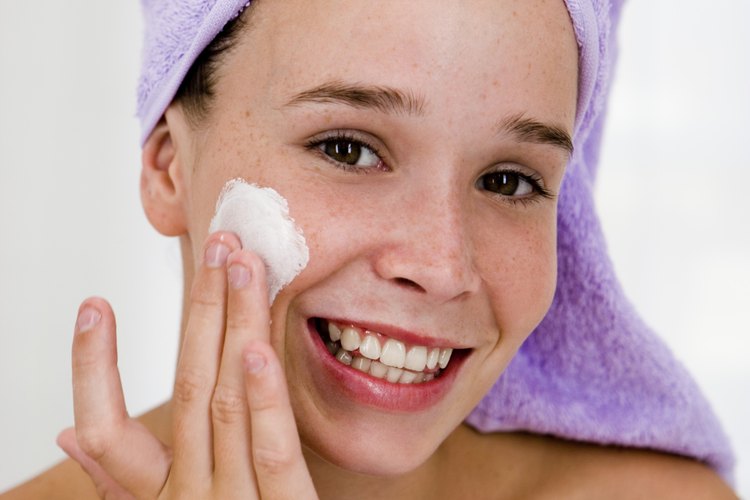 La fragancia fresca de un exfoliante casero vigoriza y revitaliza la piel.