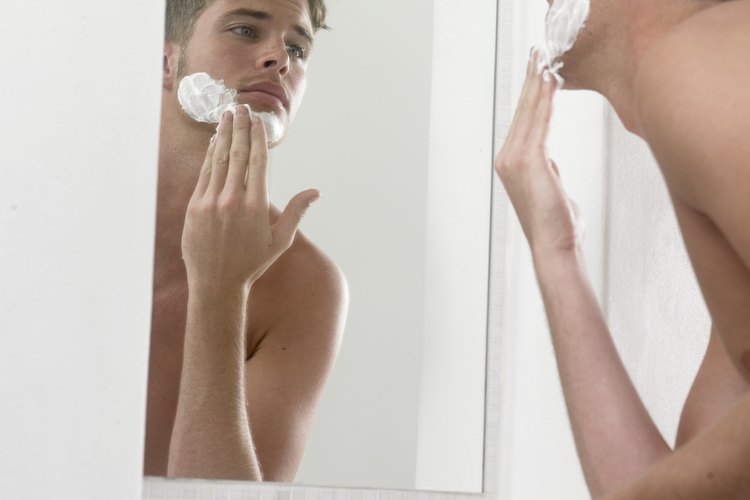 Una capa gruesa de crema para afeitar ayuda a prevenir los vellos encarnados.