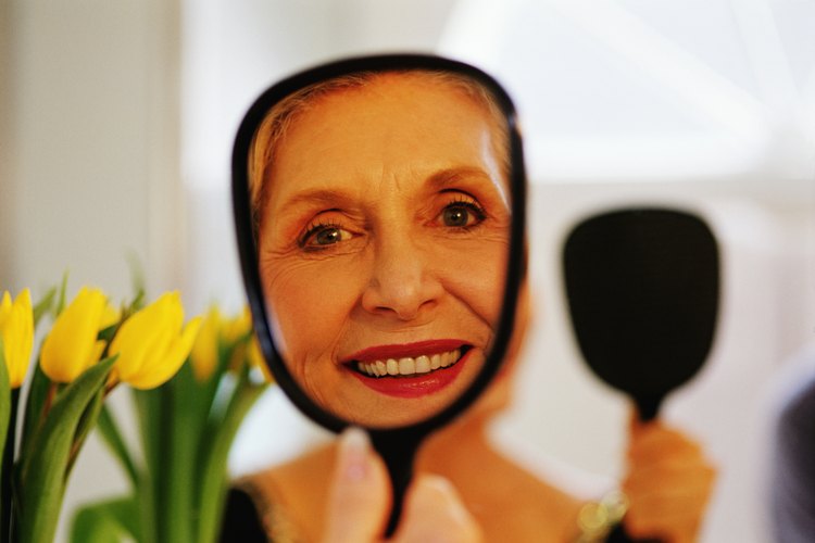 Las mujeres mayores de 50 años deben usar un maquillaje ligero y humectante para conseguir una apariencia más juvenil.
