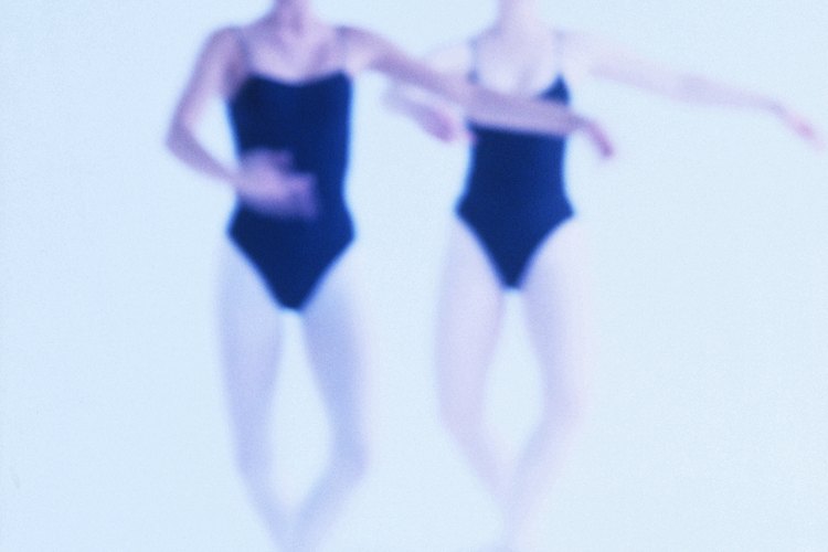 El plié en el ballet requiere fuerza en las piernas, la espalda baja y abdomen.
