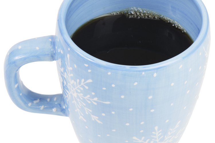 Cuando se aplica tópicamente, la cafeína podría ayudar a reducir temporalmente la apariencia de la celulitis.