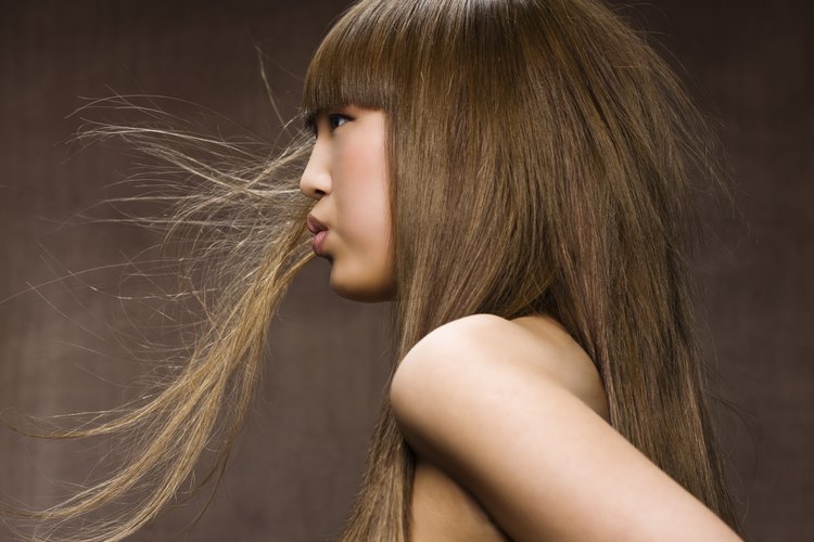 Envolviendo tu cabello, tu peinado durará más.