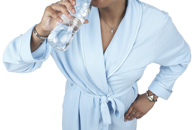 Tomar agua cuando te preparas para dormir ofrece múltiples beneficios.