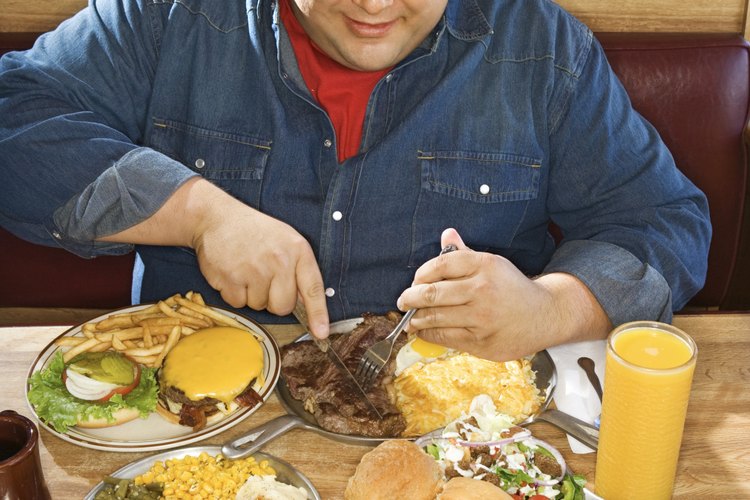 El reflujo ácido puede ser el resultado de comer mucho o puede ser un problema crónico causado por las pobres elecciones de comida.