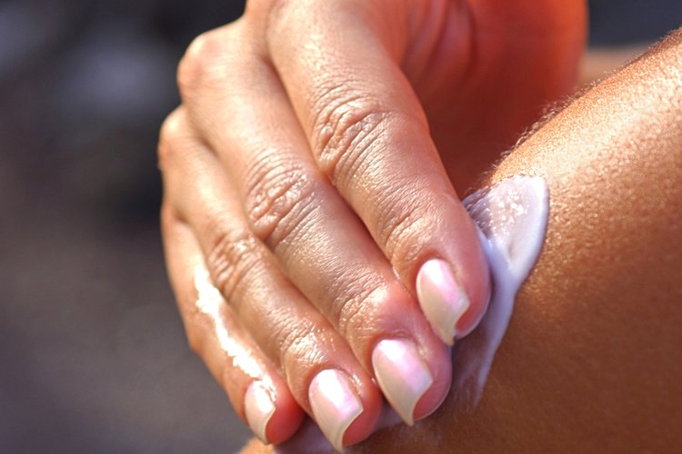 Si frotas crema sobre tu piel puede ser la causa de que tus dedos queden aceitosos.