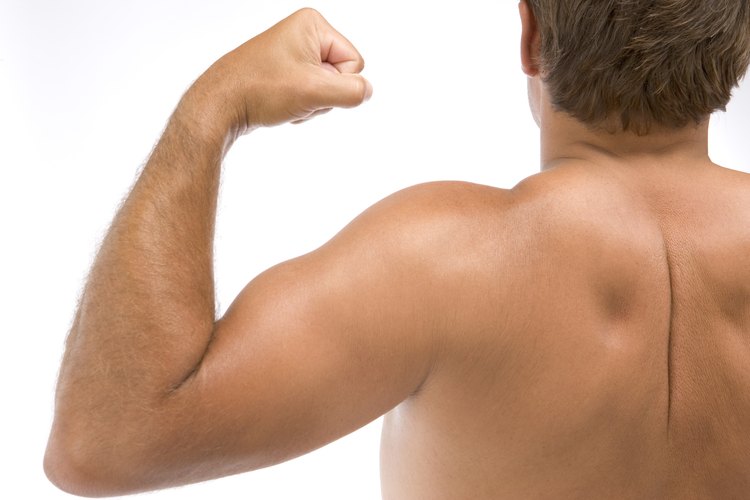 Las flexiones francesas e invertidas trabajan los músculos superiores de tus brazos.